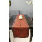 Camino de mesa de poliéster estampado en color granate con diseño decorativo - 14 x 72 pulgadas