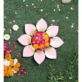 Urli mit Blumen in Babyrosa und Gold