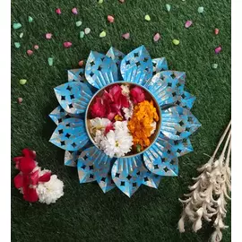 Urli mit blauem Blumenschnitt